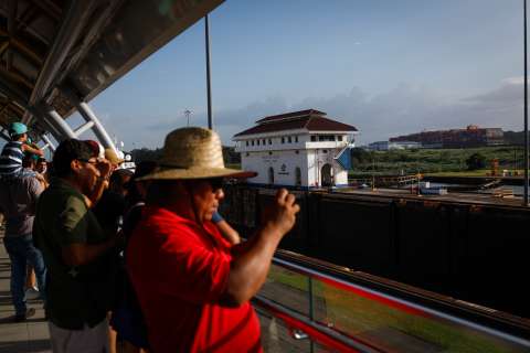 ¿Quiénes manejan los puertos que son cercanos al Canal de Panamá?