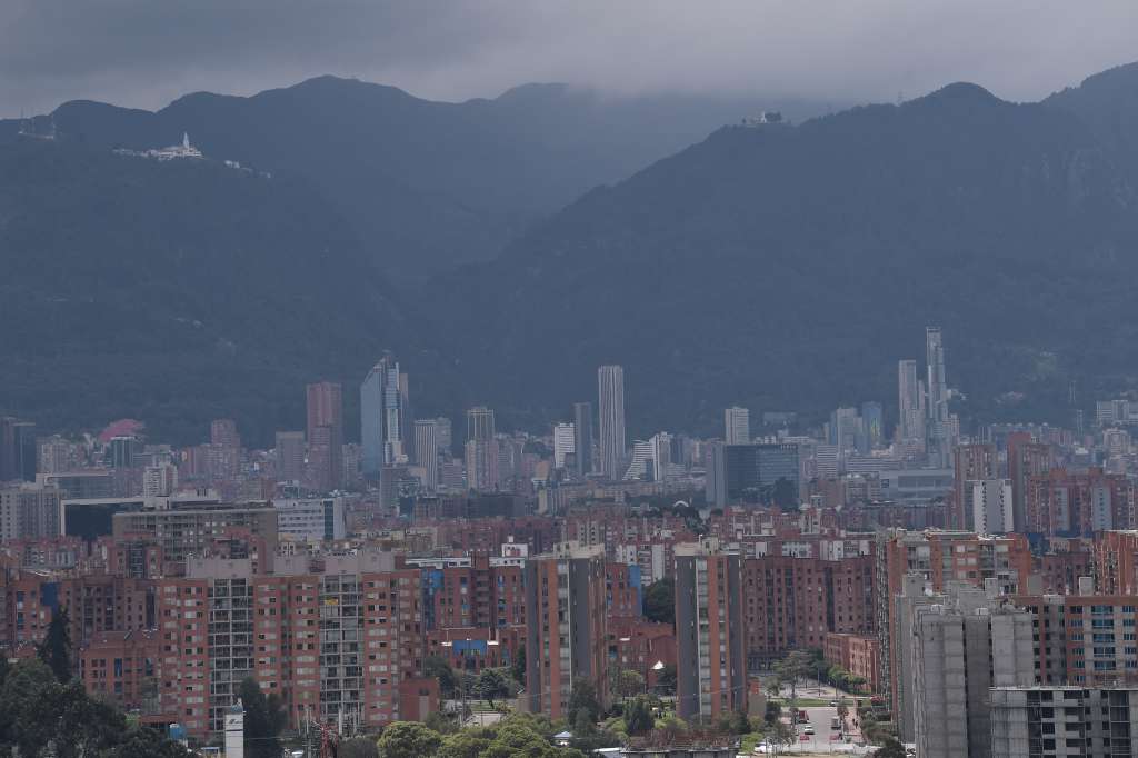 Sobrevuelo por la ciudad de Bogotá durante la cuarentena obligatoria generada por el Covid-19.