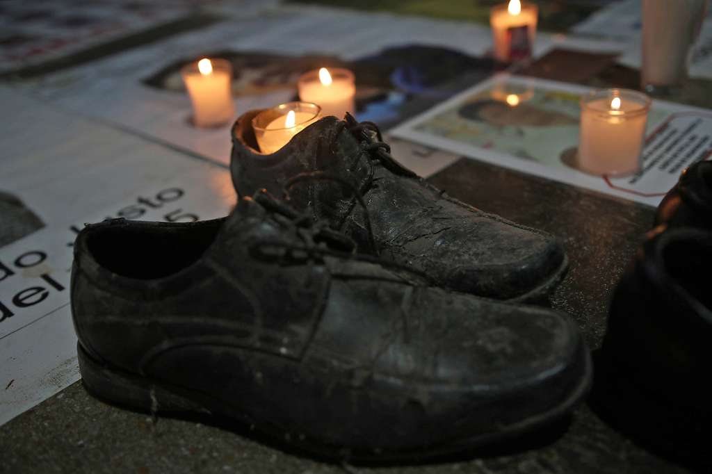 MEX6540. CHILPANCINGO (MÉXICO), 15/03/2025.- Fotografía de unos zapatos durante la protesta ‘Luto Nacional’ este sábado, en la Plaza Cívica Primer Congreso de Anáhuac en Chilpancingo, Guerrero (México). La reciente revelación de un presunto campo de exterminio y fosas del Cártel Jalisco Nueva Generación (CJNG) en un rancho en Teuchitlán, en el estado de Jalisco (oeste de México) donde se encontraron al menos 400 pares de zapatos vacíos y restos humanos, ha desatado una oleada de indignación y movilizaciones en todo México. EFE/ José Luis de la Cruz
