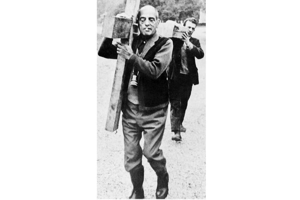 Luis Buñuel cargando la cruz, en la filmación de "Nazarín". / Archivo particular