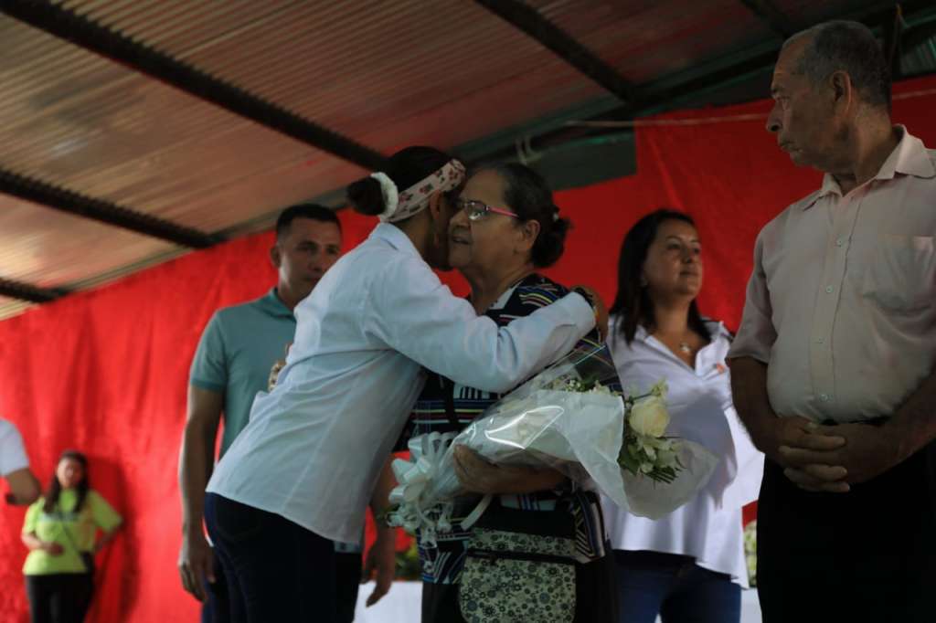 Betsy Ruíz, excombatiente de las Farc, le entrega un ramo de flores blancas a Hermelinda Díaz, víctima de desplazamiento como acto de reconciliación. / Fotos: Comunicaciones Farc