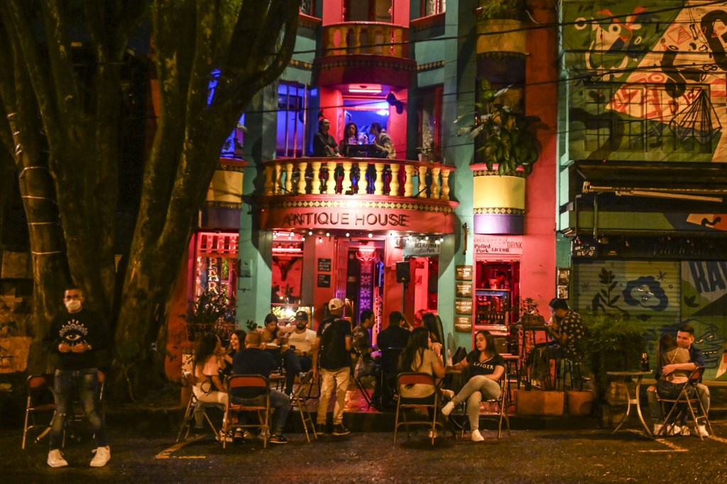 Según el alcalde, una de las razones por las que decidieron reabrir los bares este fin de semana, fue la celebración de Amor y Amistad ya que, según él, será un alivio para “uno de los sectores que más han sufrido a lo largo de la pandemia”.