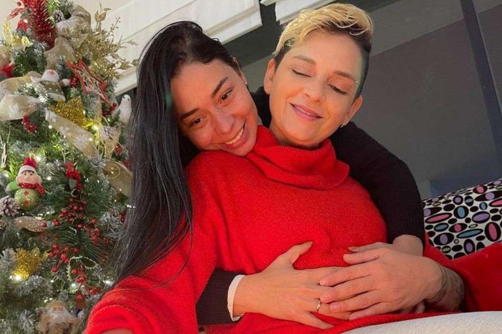 La periodista Camila Chaín publicó la primera imagen donde presume su tierno embarazo junto a su esposa Kelly Barrios.