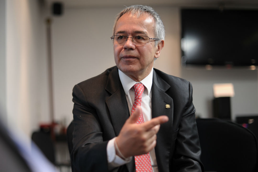 “No nos está vedado a los jueces expresarnos en los medios”, opina el magistrado Hernández. / Mauricio Alvarado - El Espectador