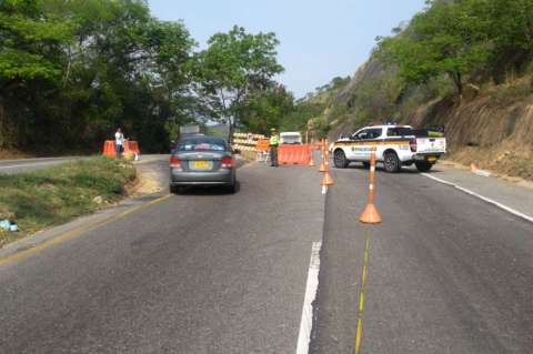 Cierre parcial en vía Bogotá- Girardot por desprendimiento de rocas