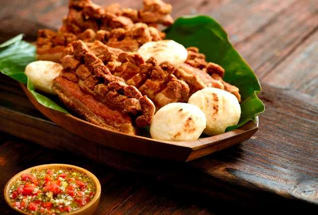 Chicharrón con arepa