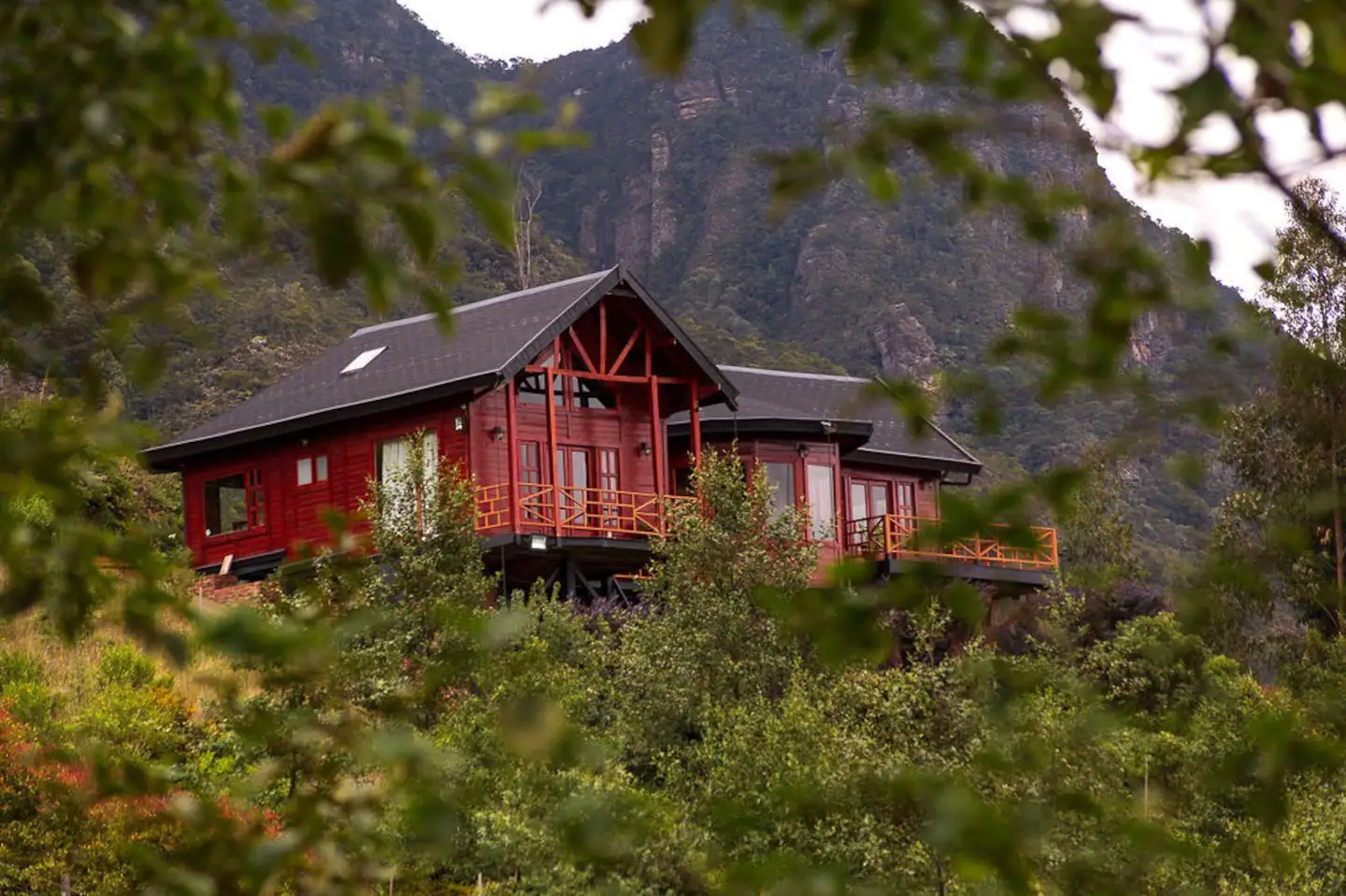 Refugio de la montaña, Casa del Árbol “El Raque”.