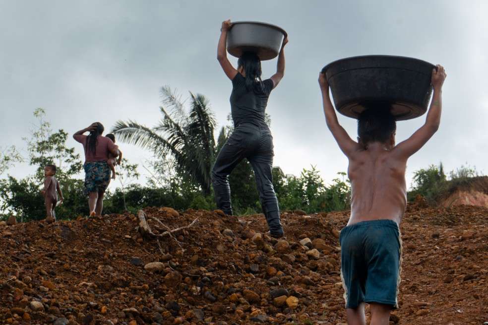 En varias comunidades, las peronsas deben lavar ropa en las quebradas que están cerca de los lugares donde hacen sus necesidades fisiológica.