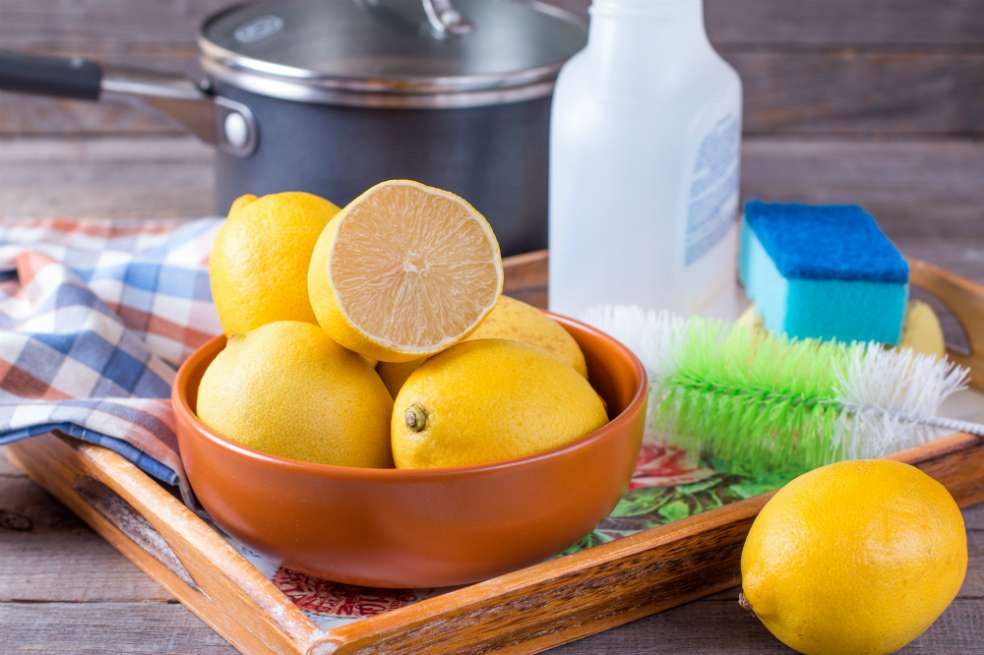 Productos como el limón y el vinagre y están saliendo de las alacenas para convertirse en aliados del aseo. / Foto: iStock