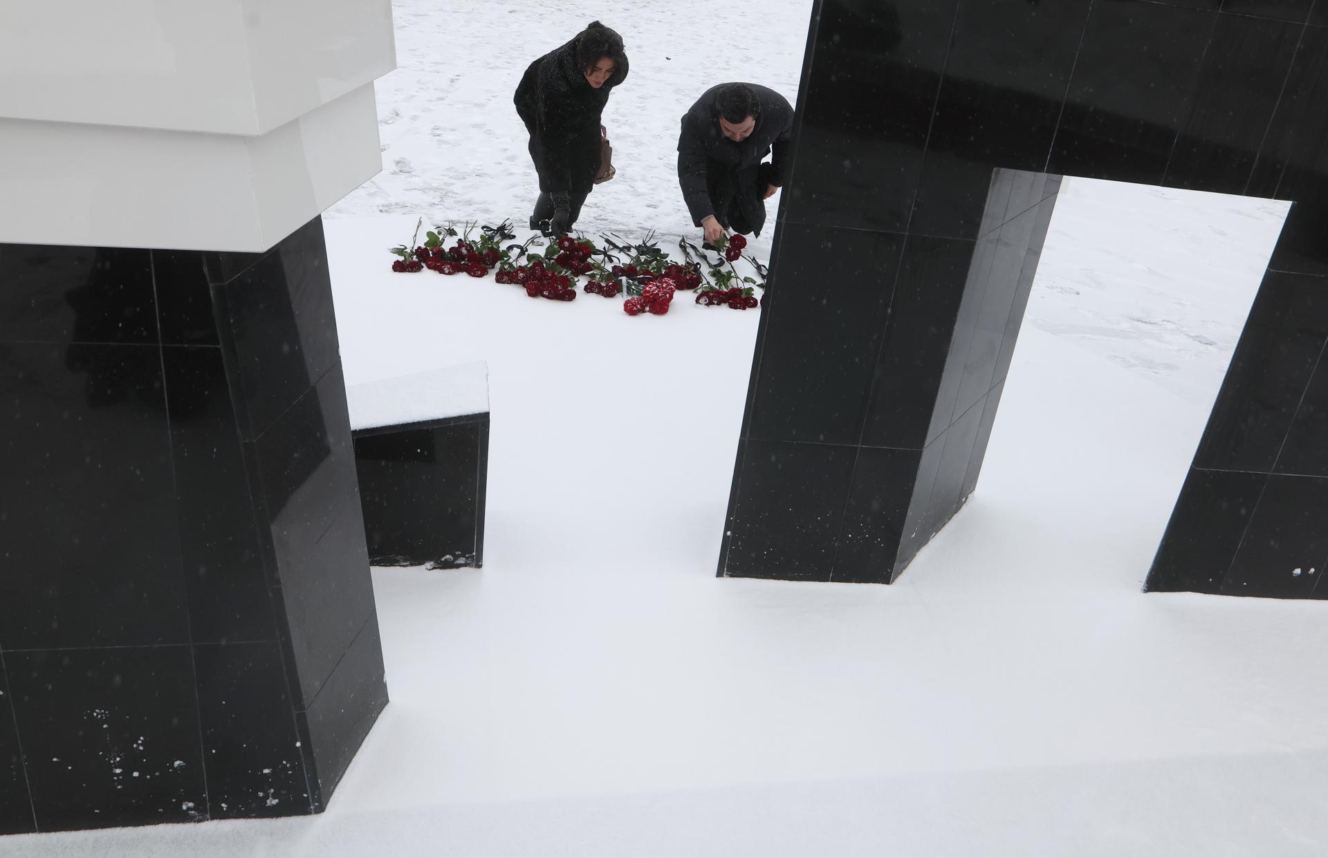 MOSCOW (Russian Federation), 27/01/2026.- People attend a flower-laying ceremony at the memorial to the heroes of resistance in concentration camps during the International Holocaust Remembrance Day at the Jewish Museum and Tolerance Center on the 81st anniversary of the liberation of the former Nazi-German concentration and extermination camp Auschwitz, in Moscow, Russia, 27 January 2026. The largest of the German Nazi death camps, KL Auschwitz-Birkenau, was liberated by the Soviet Red Army on 27 January 1945. The International Day in Memory of the Victims of the Holocaust is marked annually on 27 January. (Rusia, Moscú) EFE/EPA/MAXIM SHIPENKOV