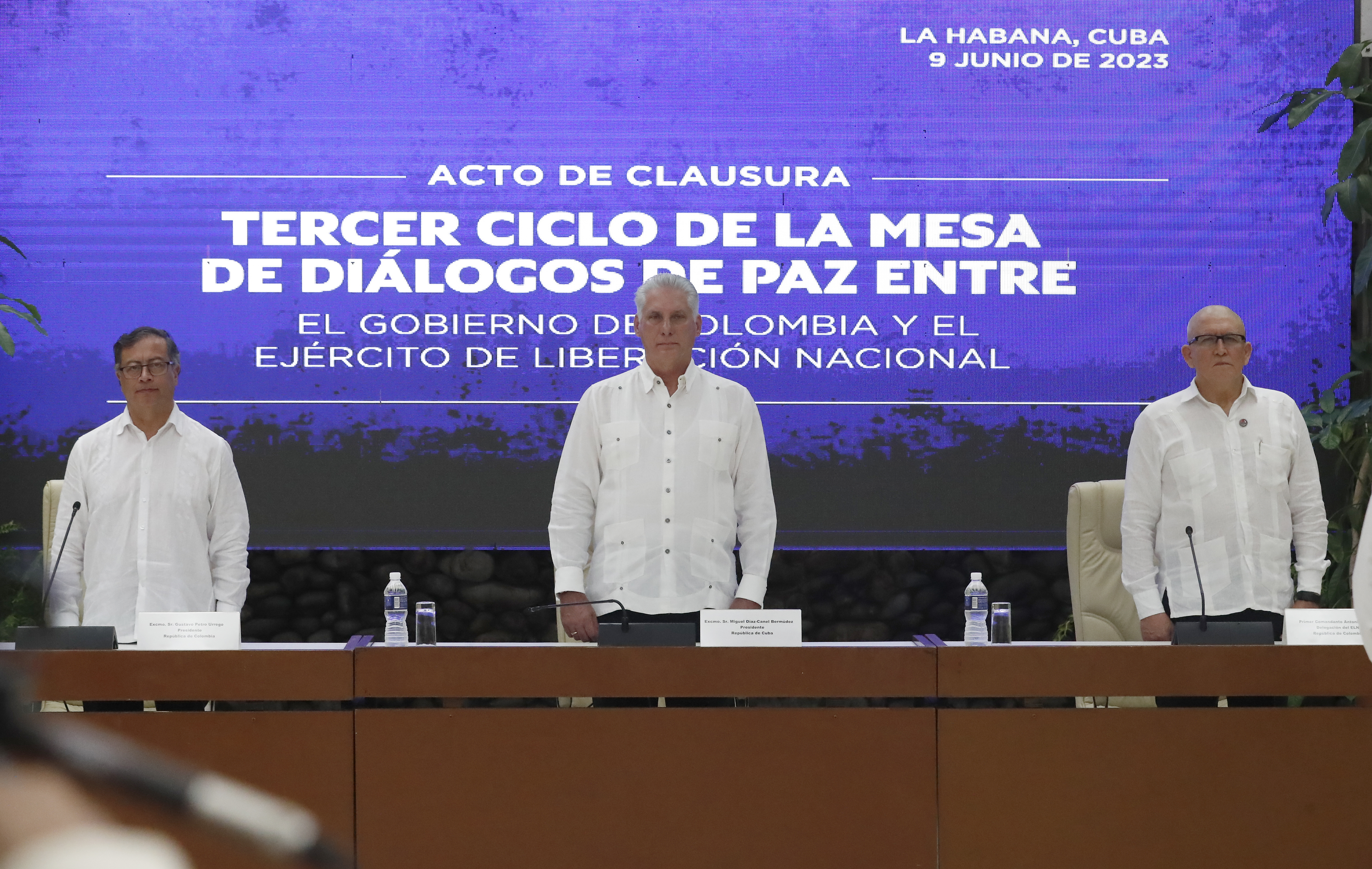 AME5563. LA HABANA (CUBA), 09/06/2023.- El presidente de Colombia Gustavo Petro (i), el presidente de Cuba Miguel Díaz Canel (c) y el jefe máximo de la guerrilla del ELN, Antonio García (d), asisten durante el cierre de la tercera ronda de conversaciones de paz hoy en La Habana (Cuba). El presidente colombiano, Gustavo Petro, aseguró este viernes, durante el cierre de la tercera ronda de conversaciones entre el ELN y el Gobierno, que la paz entre ambas partes se podría lograr en mayo de 2025. EFE/Ernesto Mastrascusa