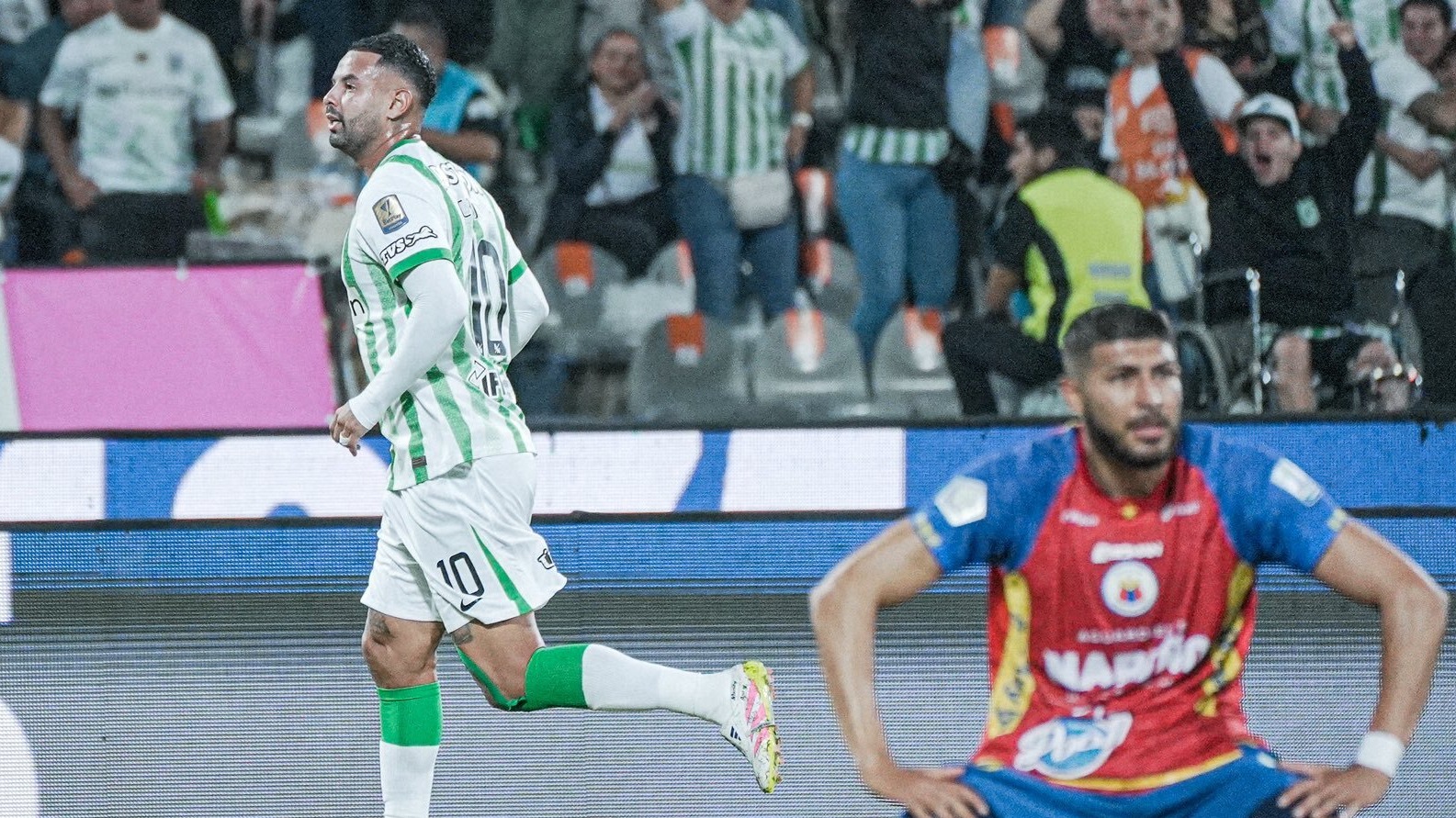 Edwin Cardona de Atlético Nacional celebra su gol contra Deportivo Pasto.