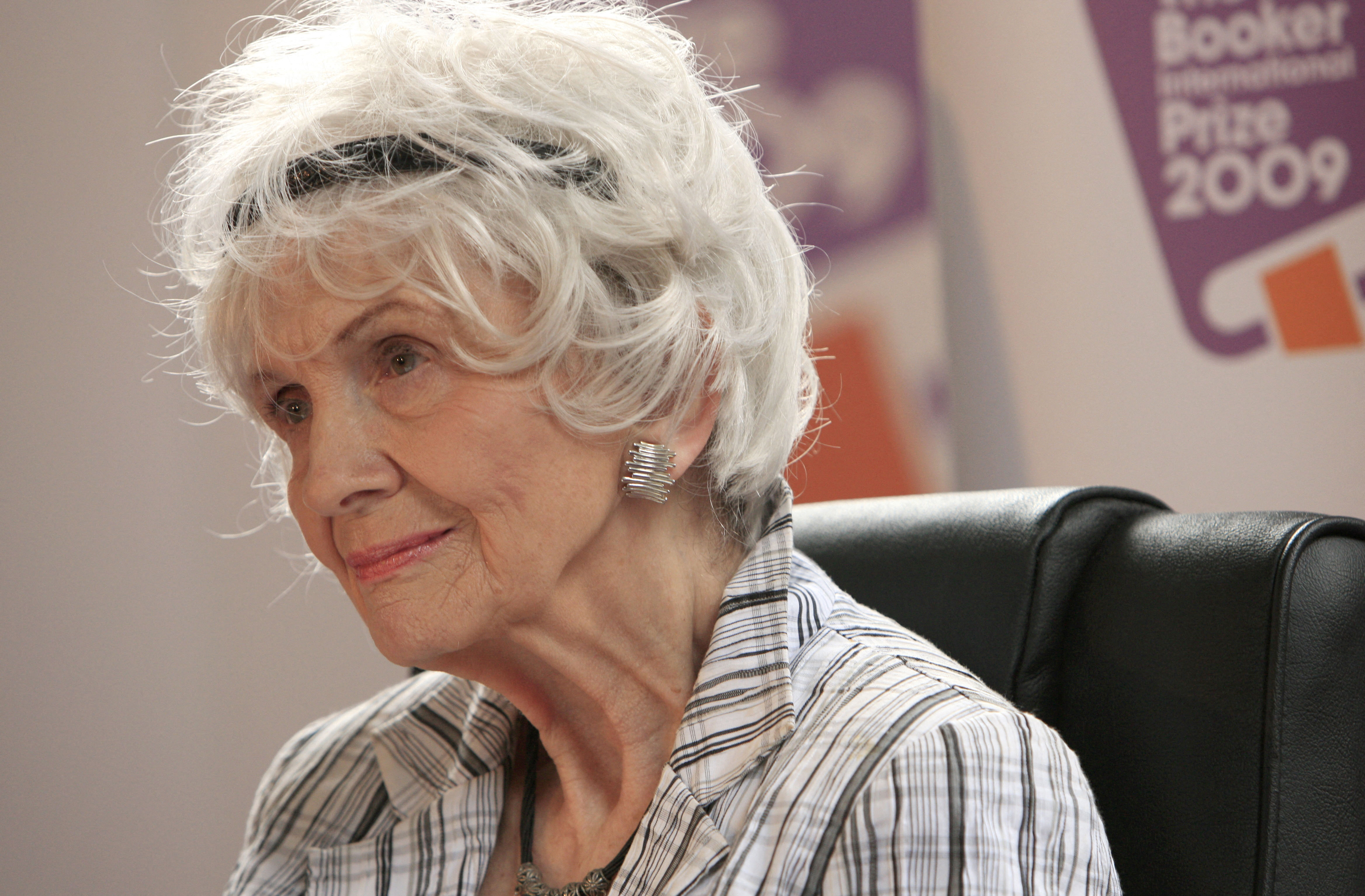 (FILES) Canadian author Alice Munro speaks to the media as she receives her Man Booker International award at Trinity College Dublin, in Dublin, Ireland, on June 25, 2009.