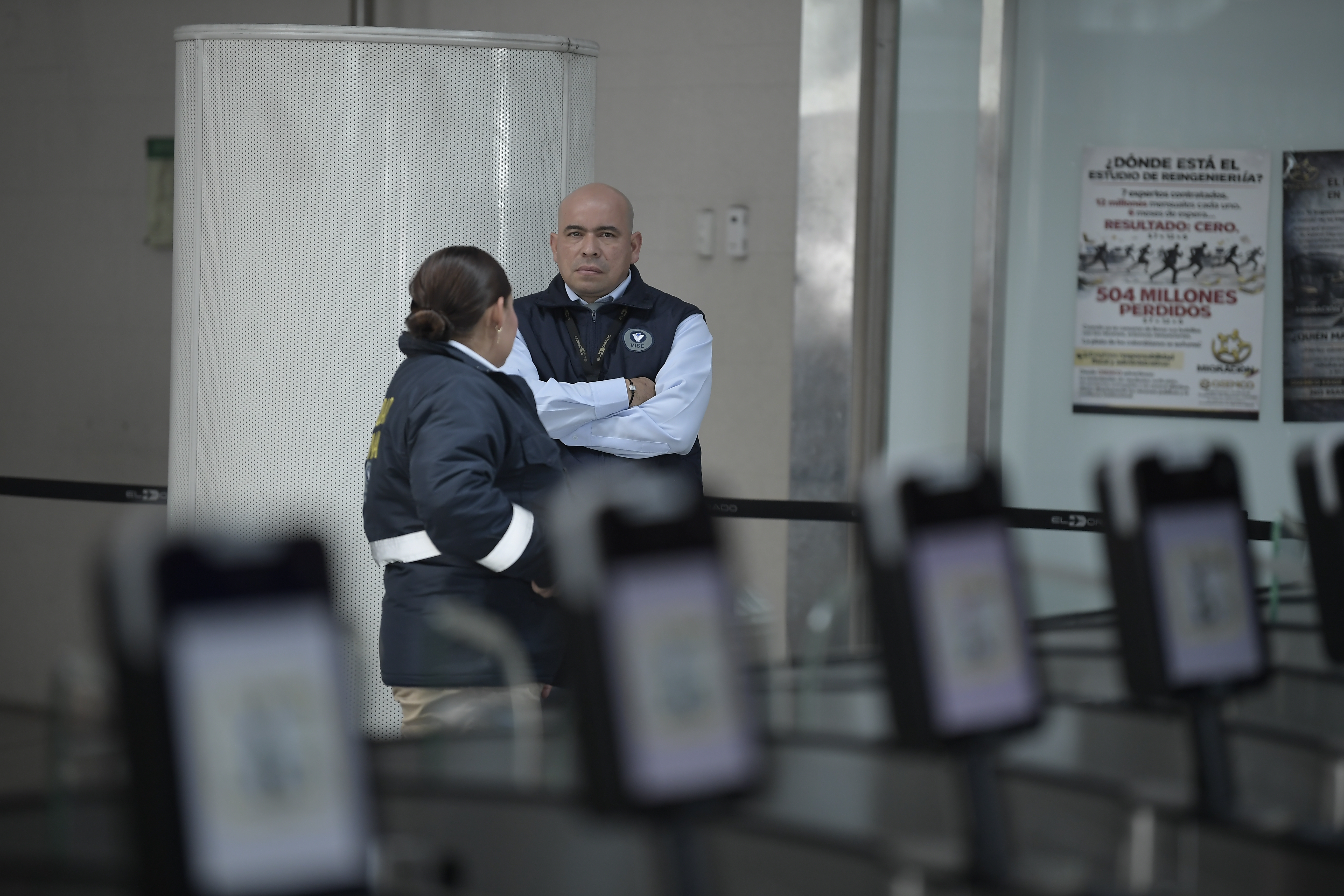 Personal de migración Colombia y viajeros en esta terminal aérea.