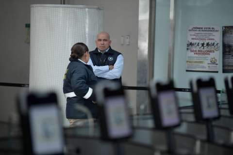 Migración Colombia bajo presión: más viajeros, menos atención