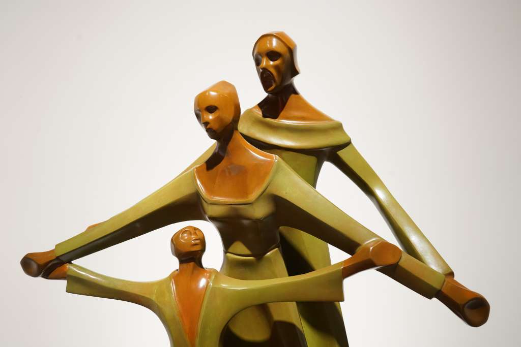 Imagen de “La sagrada familia” (1988). Otras obras importantes de Salvador Arango son “Reto” (Parque del Artista, Itagüí), “Prometeo” (Universidad de Antioquia) y “Plegaria por la Paz” (Edificio Siski, Bogotá).
