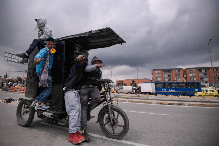 Este jueves, en los portales de Transmilenio del Norte y de las Américas, amanecieron con protestas de bicitaxistas y mototaxistas para rechazar el anuncio de Claudia López.