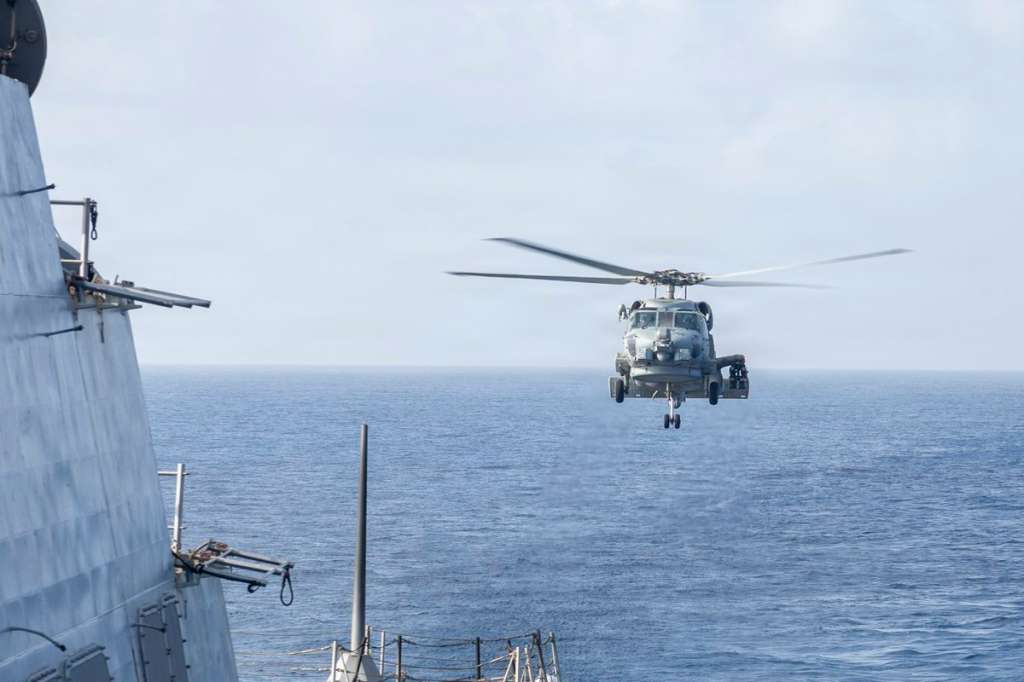 MAR ARÁBIGO 27/05/2026.- Un helicóptero MH-60R Sea Hawk se acerca al USS Delbert D. Black (DDG 119) después de patrullar el mar Arábigo en apoyo al bloqueo de Estados Unidos contra Irán. Las autoridades iraníes advirtieron hoy que el acceso al estrecho de Ormuz, actualmente bloqueado, "ya no será como antes" y que, por ello, han abierto negociaciones con el otro país con acceso a dicho paso, Omán. EFE/CENTCOM - SOLO USO EDITORIAL/SOLO DISPONIBLE PARA ILUSTRAR LA NOTICIA QUE ACOMPAÑA (CRÉDITO OBLIGATORIO) -