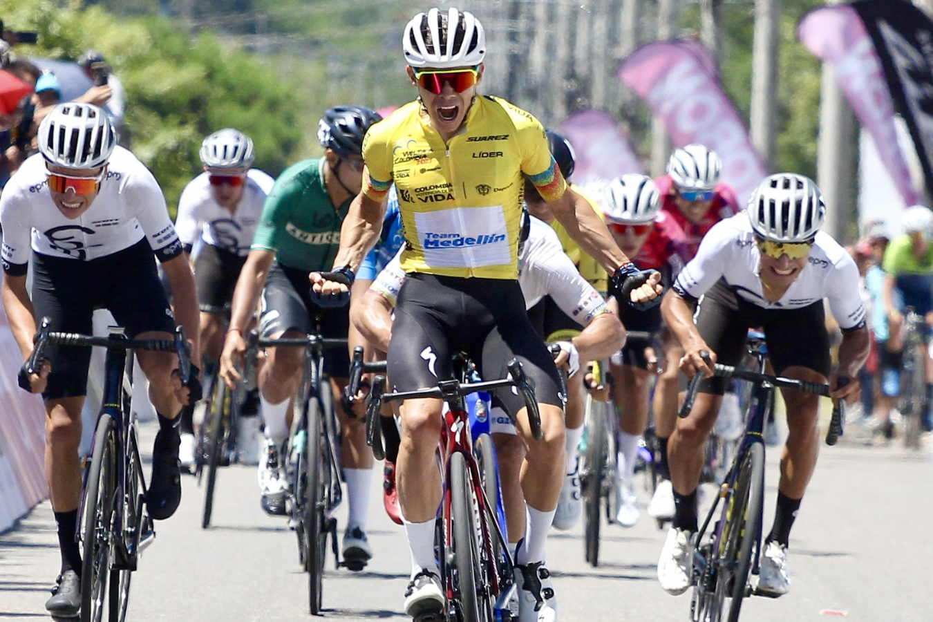 Miguel Ángel "Superman" López se quedó con la tercera etapa de la Vuelta a Colombia y se afianzó en el liderato de la carrera.