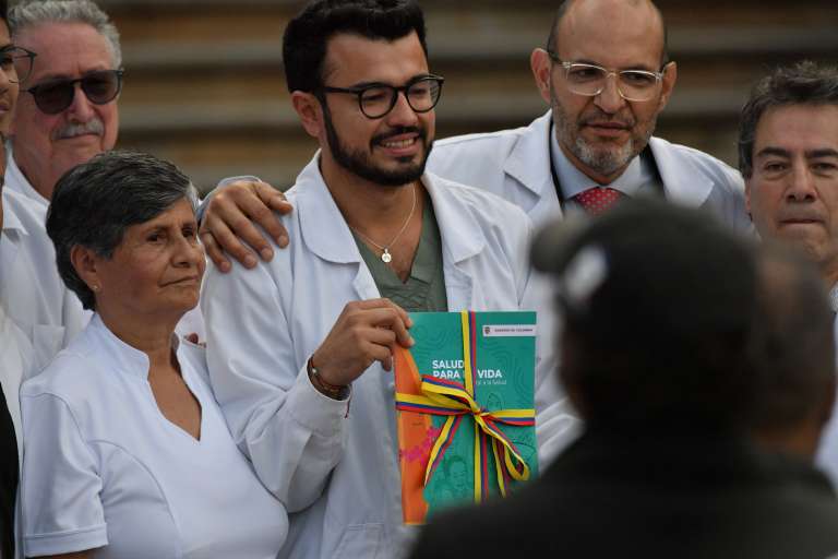 Según el artículo 125, de ahora en adelante, el Estado pagará a las clínicas y a los hospitales sin que el dinero pase antes, necesariamente, por las EPS. La Adres se encargaría de dicha operación.