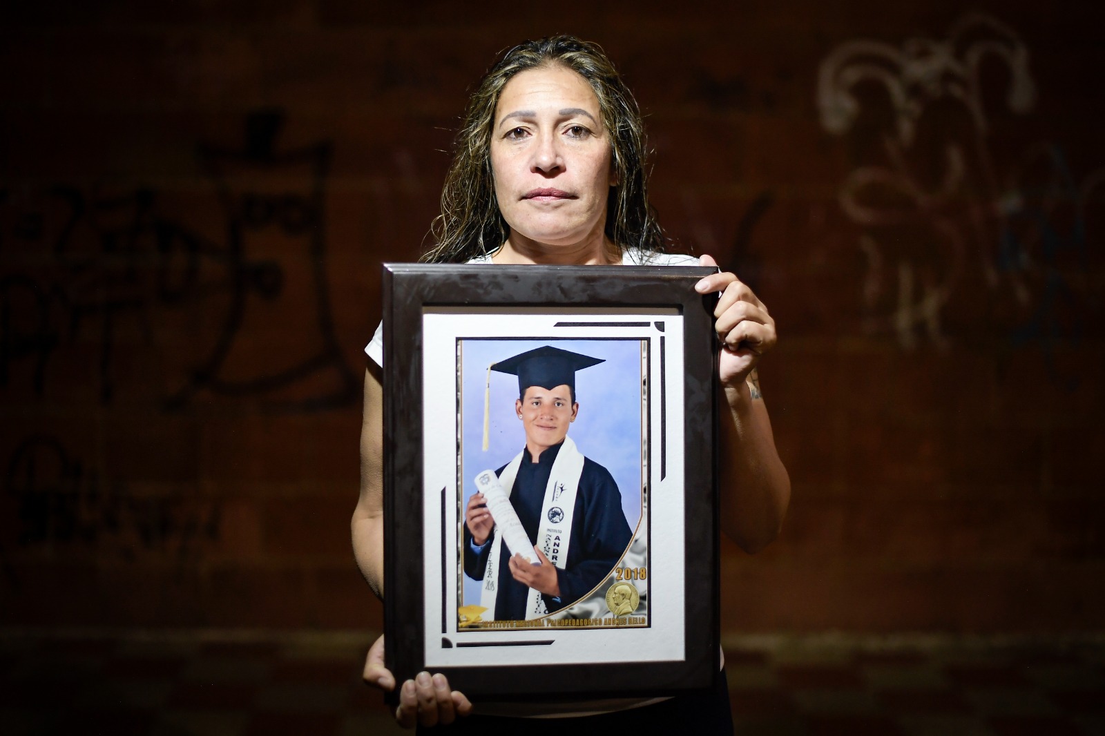 Flor Araque, madre de Brayan Niño Araque, sosteniendo la foto de su hijo víctima de homicidio durante el paro nacional de 2021.