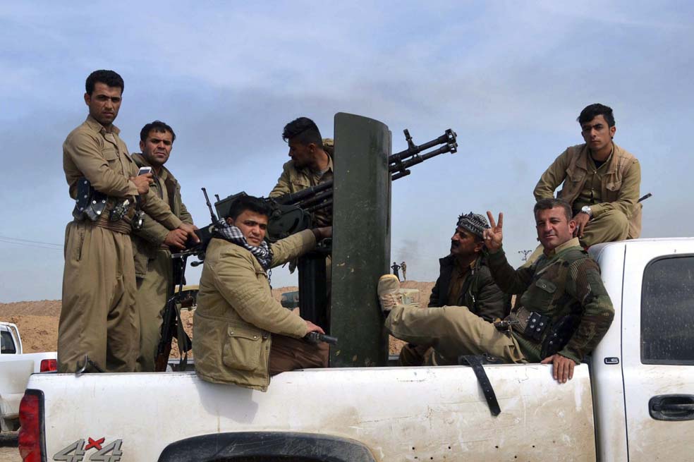 Soldados de las fuerzas kurdas conocidos como peshmergas se desplazan por el oeste de Kirkuk, en el norte de Irak. /EFE
