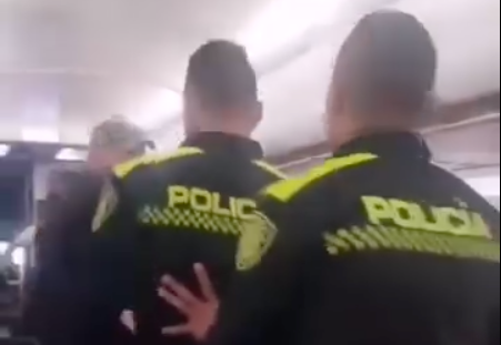 Video: Pasajero extranjero golpeó a policías dentro de un avión en Barranquilla