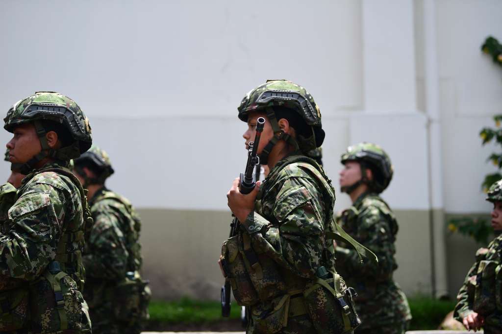 Mujeres que prestan su servicio militar y que adelantan un curso de entrenamiento, preparación y capacitación para asumir como Instructores de Socorristas Militares.