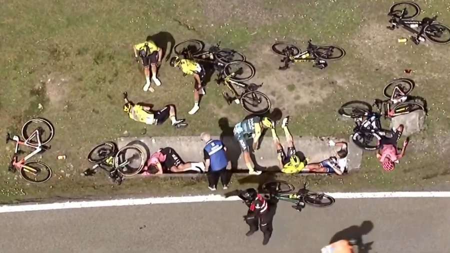 Fuerte caída de Remco, Vingegaard y Roglic en la cuarta etapa de la Vuelta al País Vasco