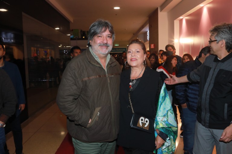 Obra de Teatro EL PUESTO CROMOS La obra dirigida por Víctor Quesada protagonizada por el veterano actor César Mora y el joven actor Edwin Maya estará en sala en el teatro Juanpis González en el teatro santafé a partir de este 18 de septiembre en función.