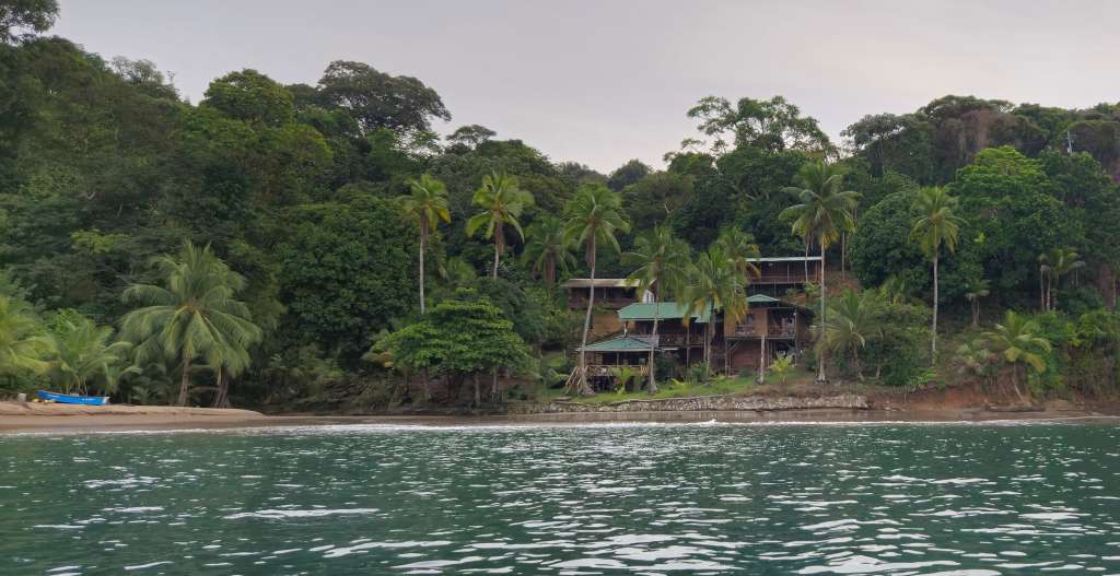 Imagen de Bahía Solano, en Chocó, donde se espera que las olas de tsunami lleguen a las 10:27 a.m.