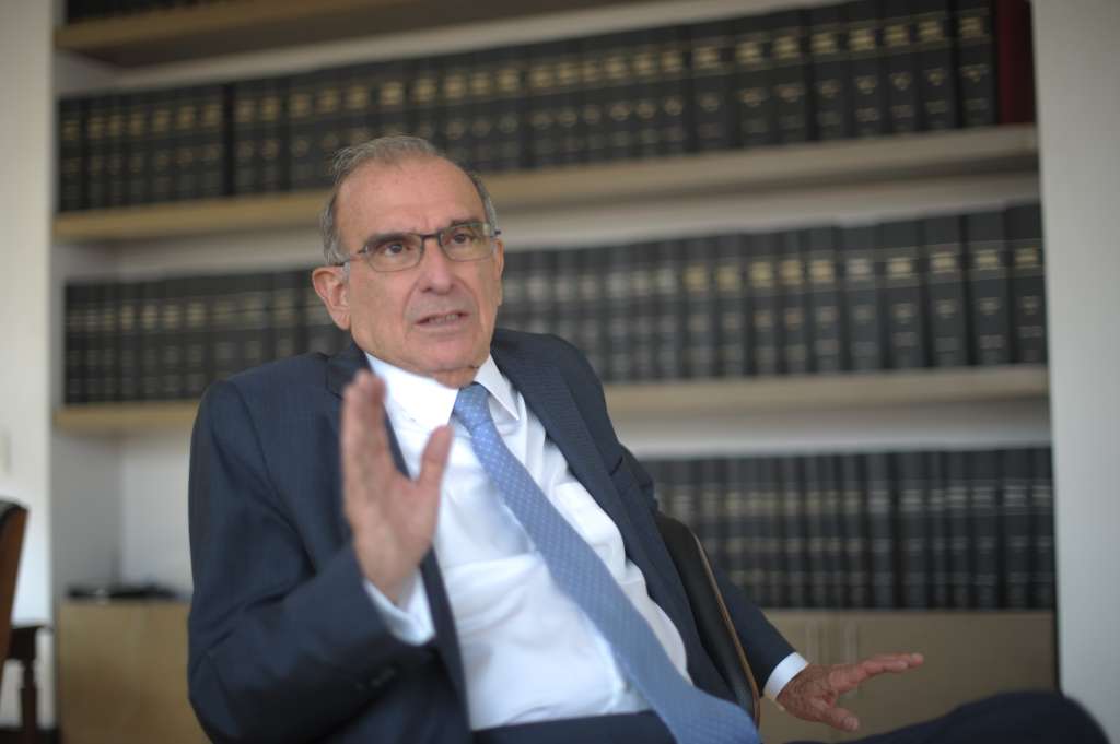 Político, abogado y negociador de paz colombiano en entrevista.