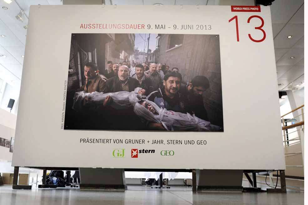 Un visitante de la exposición en Hamburgo, Alemania, en la que se presentan las fotos ganadoras del World Press Photo. Se observa la imagen ganadora de Paul Hansen, elegida como fotografía del año. / EFE
