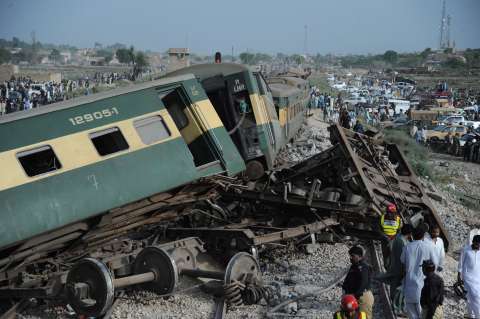 Pakistán: 30 muertos y 100 heridos por tren descarrilado al sur del país