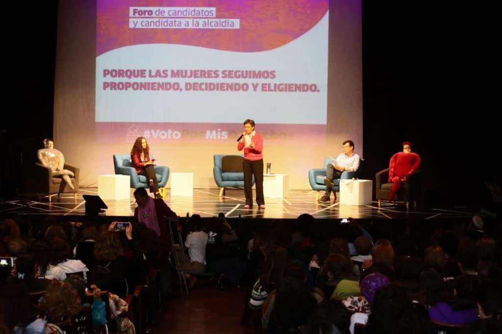 La organización decidió ubicar dos maniquíes en los lugares de Miguel Uribe y Carlos Fernando Galán, dado que no asistieron al evento. / Tomada de Twitter: @LuisErnestoGL