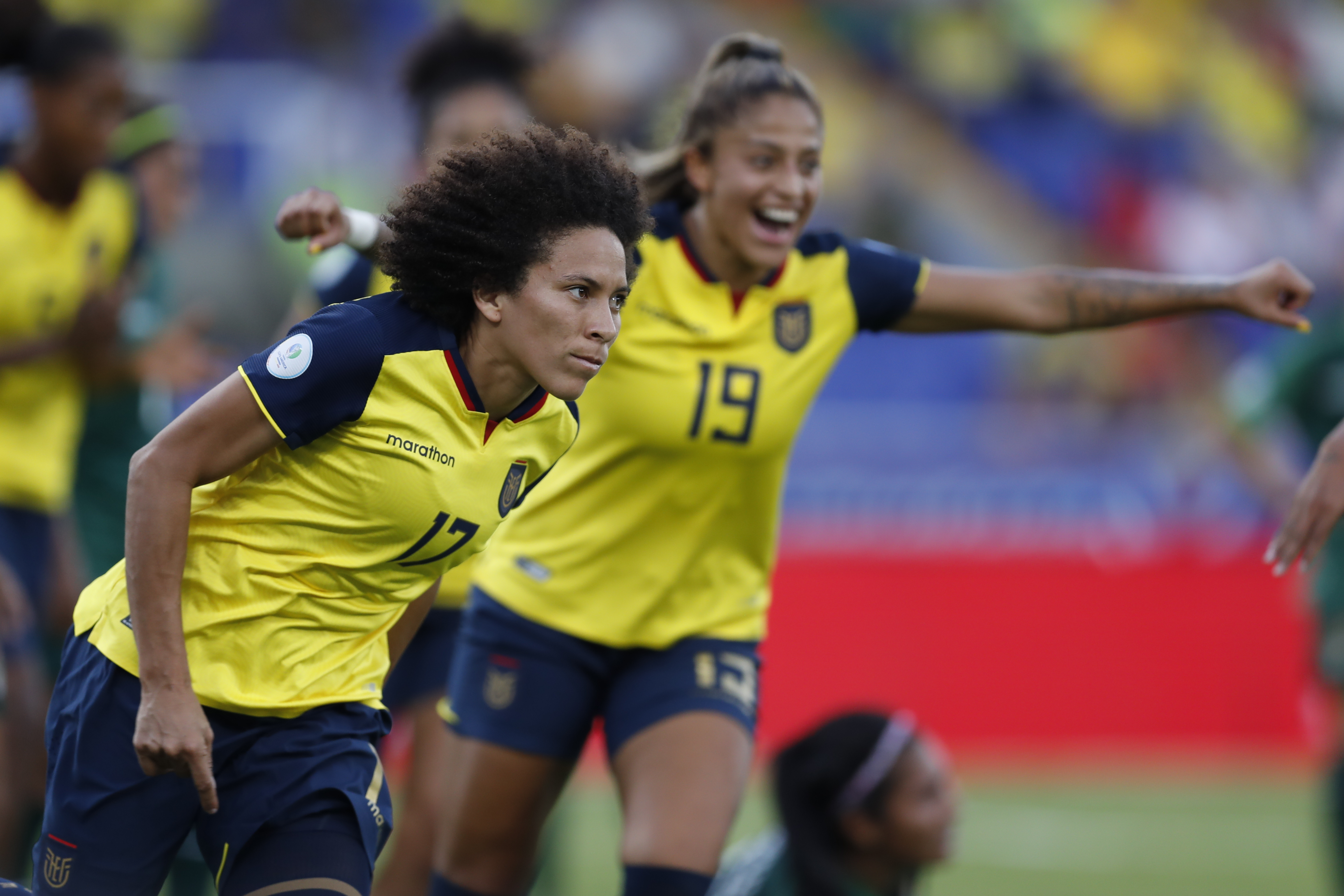 AMDEP2999. CALI (COLOMBIA), 08/07/2022.- Joselyn Espinales (i) de Ecuador celebra un gol hoy, en un partido del grupo A de la Copa América Femenina en el estadio Pascual Guerrero en Cali (Colombia). EFE/Ernesto Guzmán Jr.