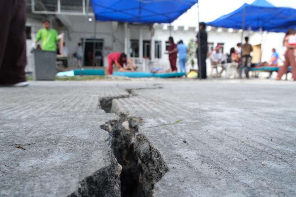 BOGO (Philippines), 01/10/2025.- A damaged road in the aftermath of an earthquake in Bogo city, Cebu island, Philippines, 01 October 2025. According to a statement by the Cebu island Provincial Disaster Risk Reduction and Management Office (PDRRMO) released on 01 October, at least 61 people were killed following a 6.9-magnitude earthquake that struck off the coast of Cebu Island on 30 September. The earthquake’s epicenter was located near Bogo City. (Terremoto/sismo, Filipinas) EFE/EPA/JUANITO ESPINOSA