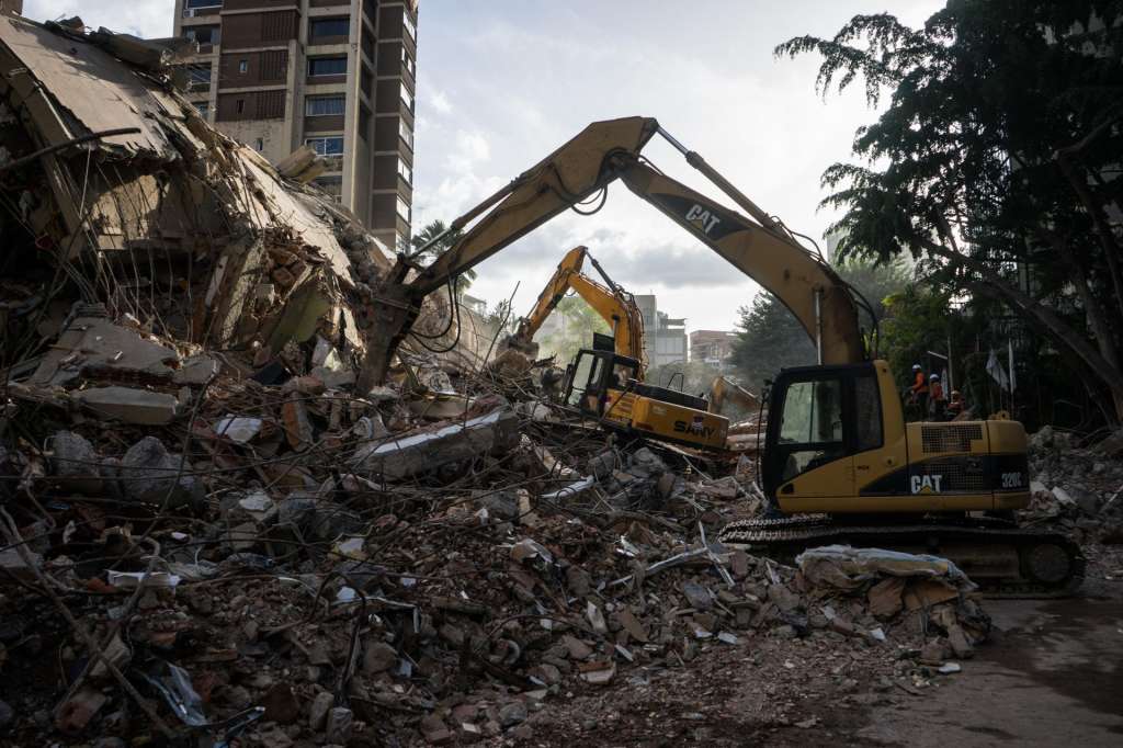FOTODELDIA AME4652. CARACAS (VENEZUELA), 25/06/2026.- Integrantes de equipos de rescate trabajan este jueves, en un edifico afectado por un terremoto en la zona de Altamira en Caracas (Venezuela). Al menos 235 muertos y 4.300 heridos han sido reportados por las autoridades de Venezuela pasadas las 24 horas de dos terremotos, de magnitud 7,2 y 7,5, que afectaron principalmente a Caracas y al estado cercano La Guaira, mientras continúan las labores de búsqueda de supervivientes y el Gobierno sigue evaluando los daños materiales. EFE/ Boris Vergara