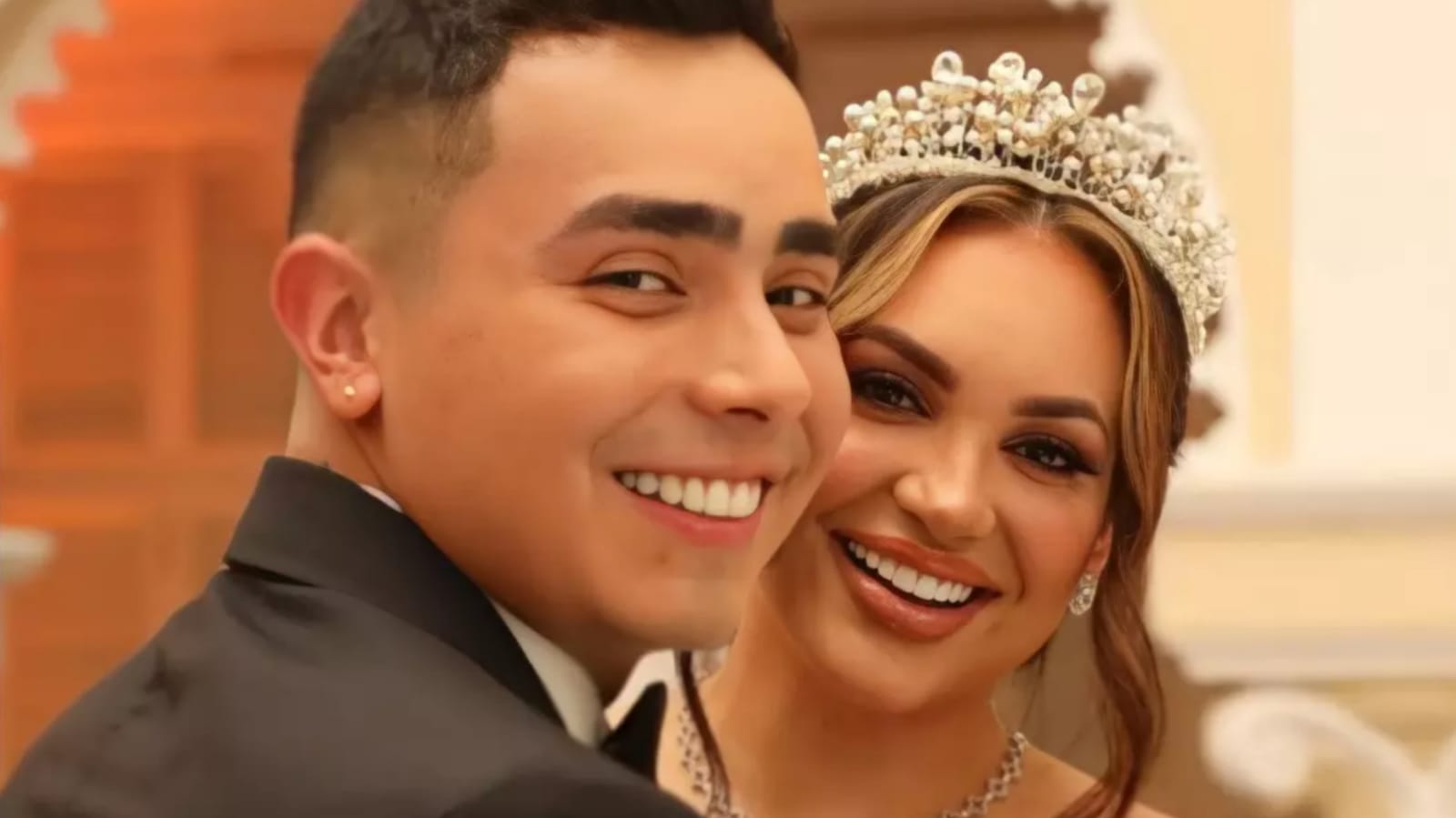 Andrea Valdiri y Felipe Saruma