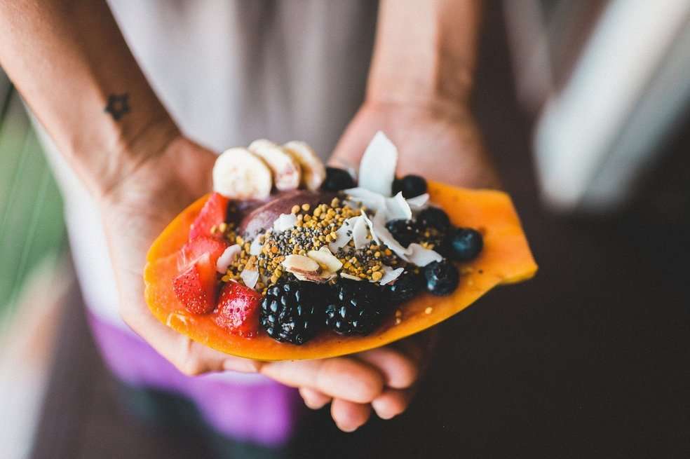 Antes de comer. Sabal recomienda que se hagan 3 o incluso 5 respiraciones profundas antes de iniciar a comer. Esto nos ayudará “a centrarnos, a sentirnos con nosotros mismos y a parar por un momento a pensar el viaje que han hecho los alimentos hasta llegar a nuestra mesa”. Es más, si incluso puede hacer una respiración en el intermedio de la comida, también resulta muy beneficiosa. Tu cuerpo irá procesando mejor lo que está comiendo.Ayudas dulces y saladas