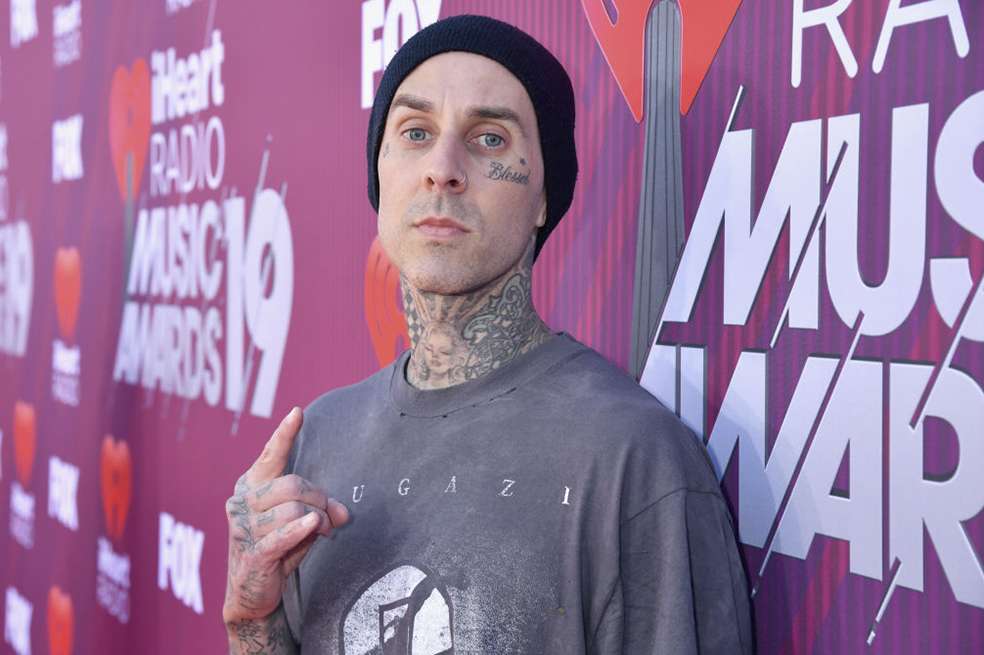 Travis Baker, baterista de Blink -192 conoce a Kourtney hace mucho tiempo. son pareja desde febrero del 2020.