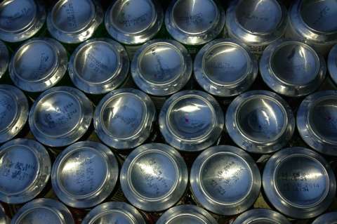 Decomisan pastillas de éxtasis ocultas en latas de cerveza en Bogotá