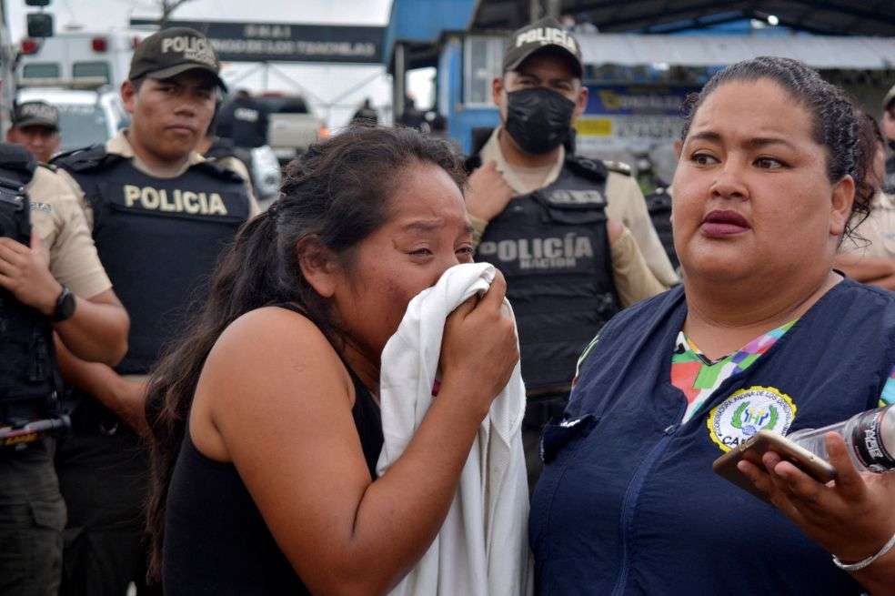 Familiares de los prisioneros de la cárcel de Santo Domingo se agolparon en las inmediaciones del centro penitenciario luego del motín del 9 de octubre.