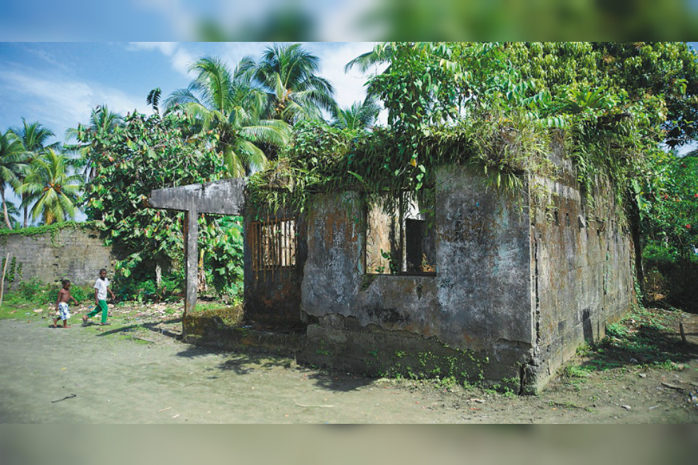 Nuquí es la puerta de pueblos enclavados en la costa Pacífica. En ellos, la institucionalidad es nula, los habitan indígenas y negros, los codician comerciantes paisas, los controla el narcotráfico, y los disputan el Eln y los paramilitares.