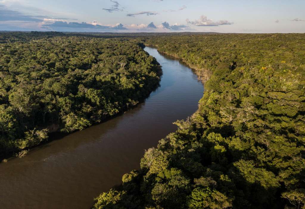 El río Amazonas es el río más largo del mundo con 6,600 km de largo. Su caudal de 225.000 metros cúbicos de agua por segundo es el más grande a nivel global.