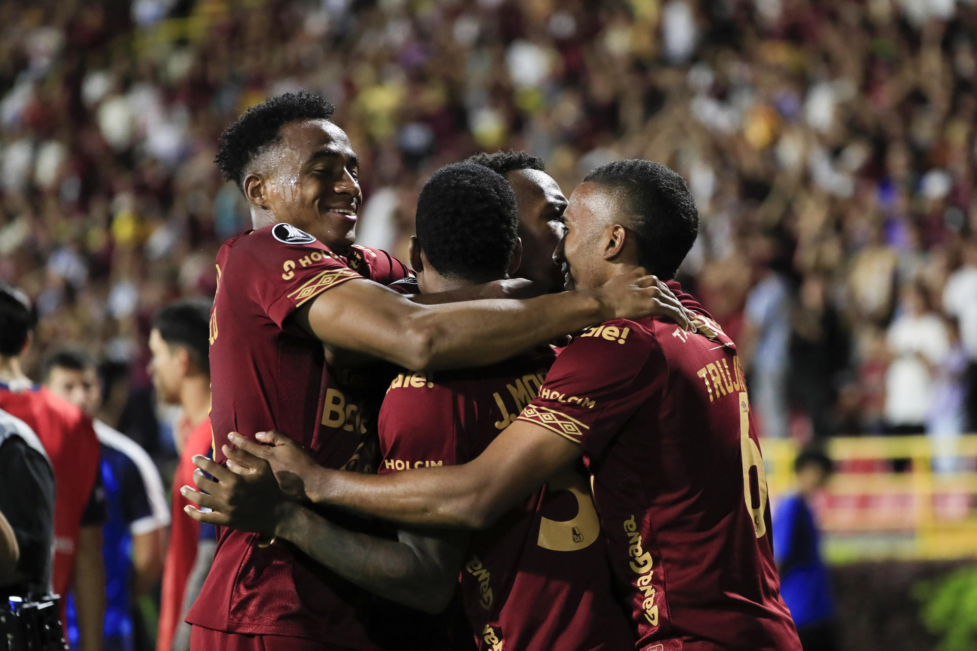 AMDEP4936. IBAGUÉ (COLOMBIA), 06/05/2026.- Jugadores de Tolima celebran un gol este miércoles, en un partido de la fase de grupos de la Copa Libertadores entre Tolima y Nacional en el estadio Manuel Murillo Toro de Ibagué (Colombia). EFE/ Carlos Ortega

