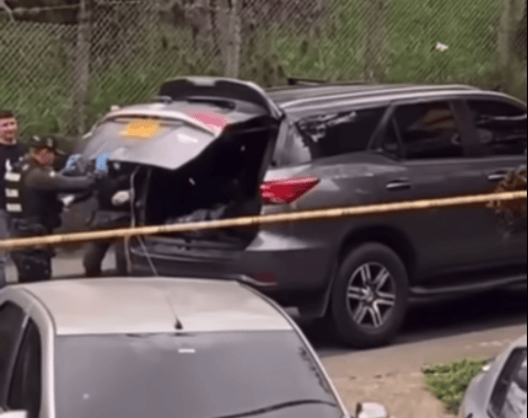 Hallaron un cadáver abandonado dentro de lujosa camioneta en Medellín