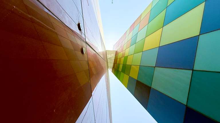 Con 47 metros de altura y 125 toneladas de acero, el monumento La Ventana al Mundo se compone de dos torres de vidrio multicolor que representan la fusión entre industria y cultura. En sus bases se narra en vidrio estampado los hitos fundacionales de la ciudad: el primer barco, el primer avión, el primer periódico.