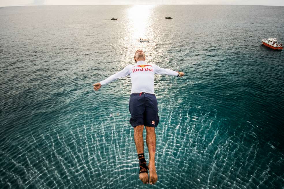 Orlando Duque ejecutando uno de sus saltos desde un helicóptero al mar de San Andrés. / Cortesía Red Bull
