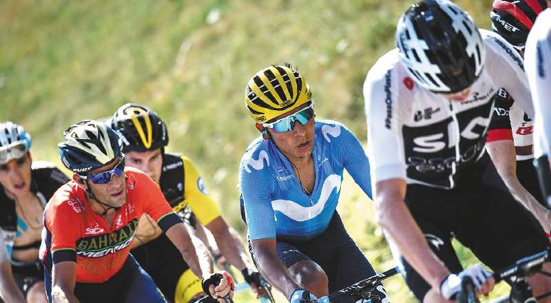 El colombiano Nairo Quintana (centro) se metió entre los 10 primeros de la general. / AFP